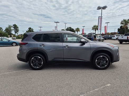 Used 2025 Nissan Rogue SV w/ SV Premium Package FWD image 2