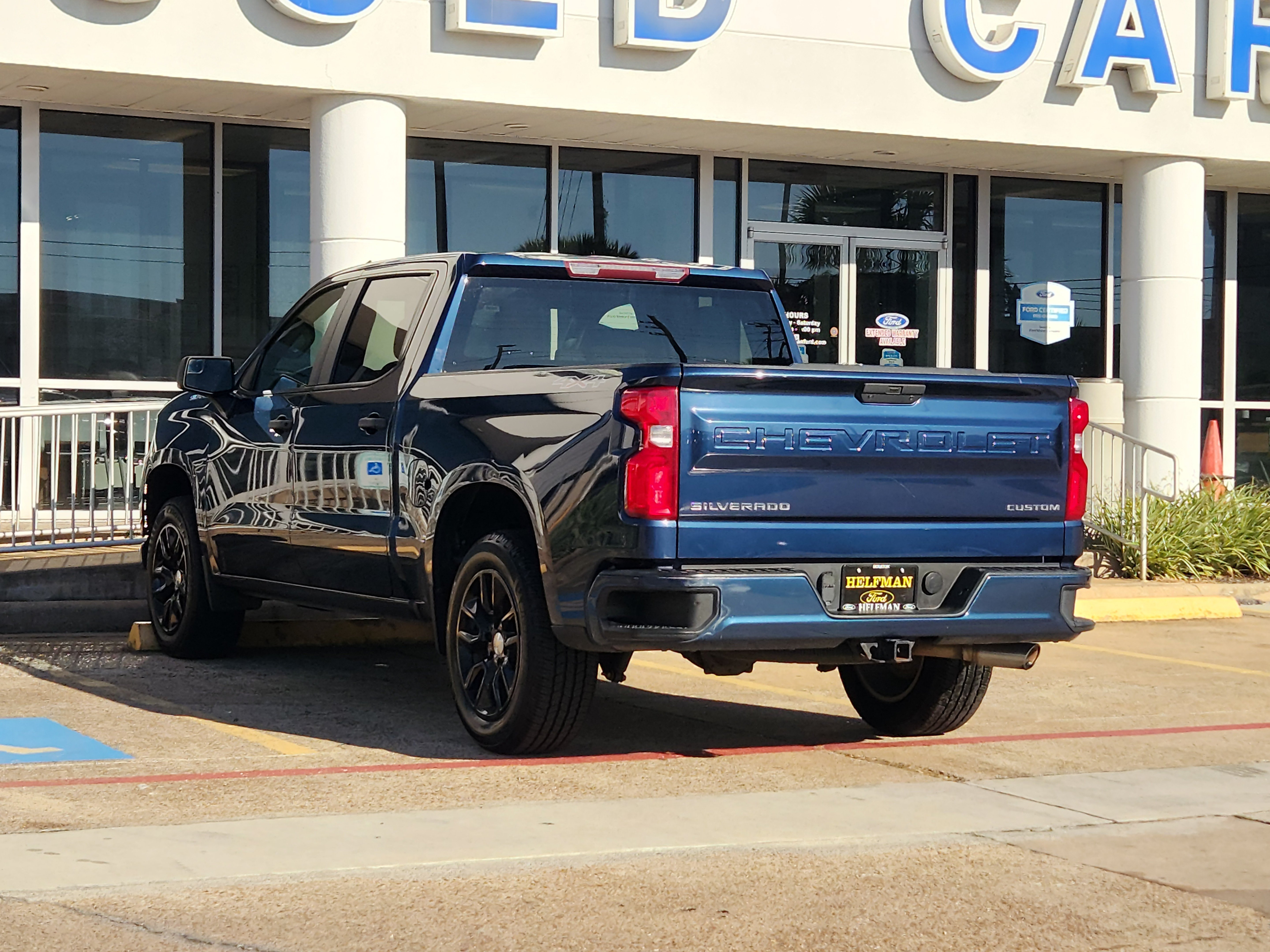 Used 2020 Chevrolet Silverado 1500 Custom w/ Custom Value Package AWD/4WD image 3