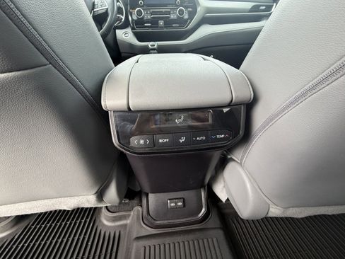 Used 2022 Toyota Highlander XLE image 31