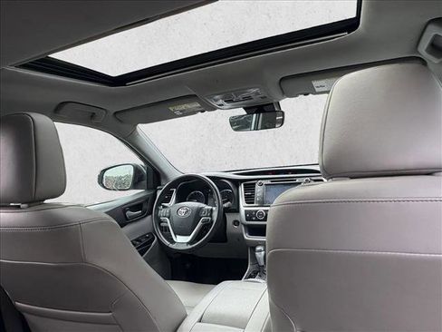 Used 2019 Toyota Highlander XLE image 15