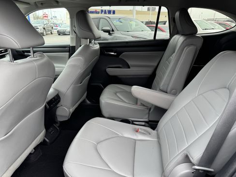 Used 2023 Toyota Highlander XLE AWD/4WD image 34