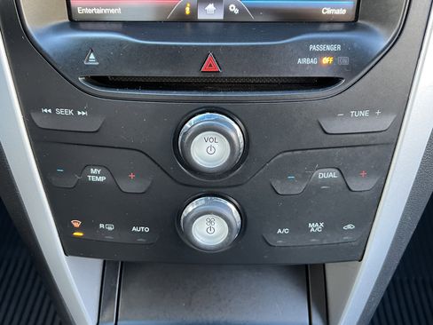 Used 2015 Ford Explorer XLT w/ Equipment Group 202A image 30