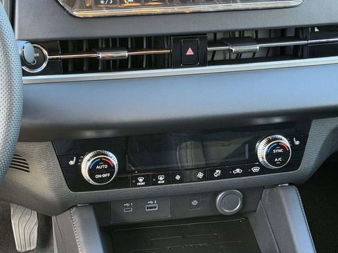 New 2025 Mitsubishi Outlander SE image 10