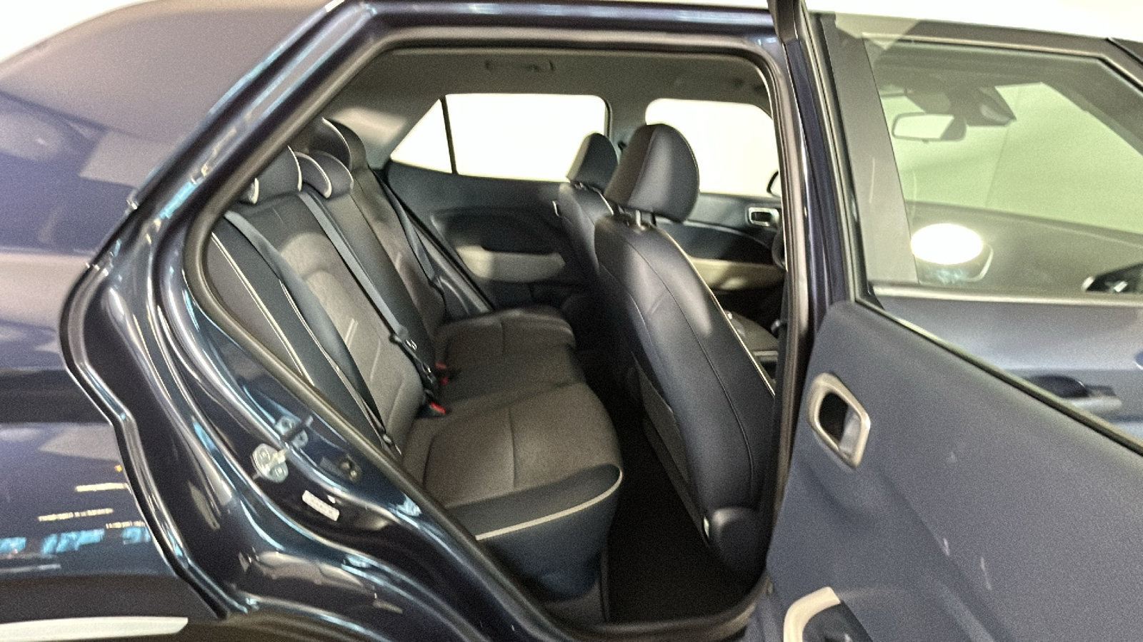 Used 2023 Hyundai Venue Limited FWD image 34