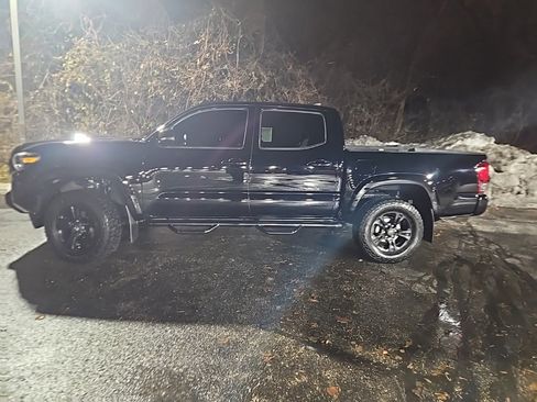 Used 2017 Toyota Tacoma TRD Sport image 5