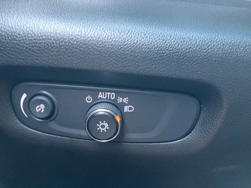 Used 2022 Chevrolet Traverse LT FWD image 14