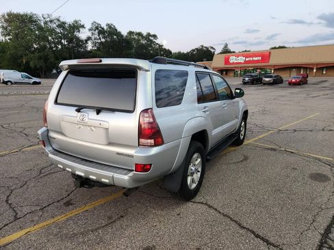 Used 2005 Toyota 4Runner SR5 AWD/4WD image 4