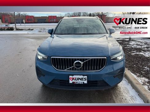 Used 2024 Volvo XC40 B5 Core image 3