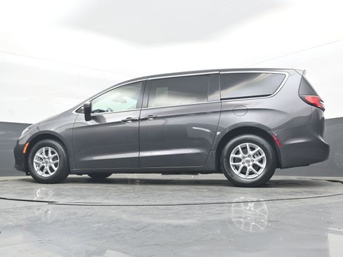 Used 2023 Chrysler Pacifica Touring-L image 28