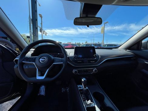 Used 2025 Nissan Altima 2.5 SV FWD image 29