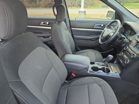 Used 2018 Ford Explorer XLT image 10