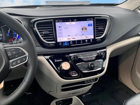 Used 2024 Chrysler Pacifica Select image 16