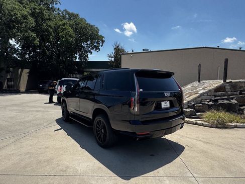 Used 2023 Cadillac Escalade Premium Luxury AWD/4WD image 4