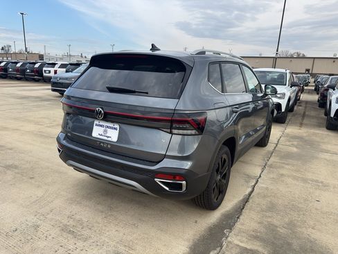 New 2026 Volkswagen Taos SE FWD image 5