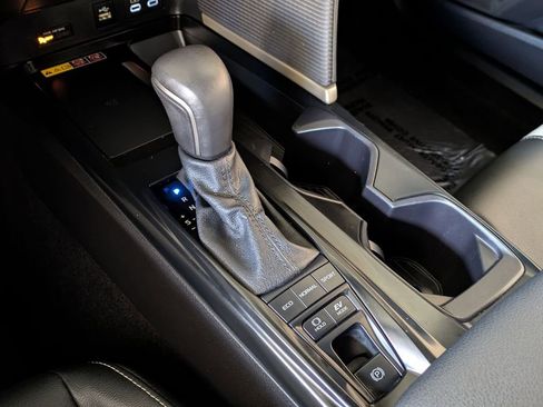 Used 2025 Toyota Camry SE image 18