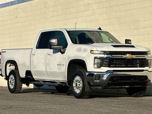 Used 2024 Chevrolet Silverado 2500 LT image 2