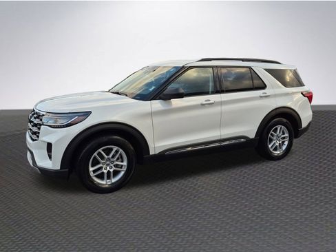 Used 2025 Ford Explorer Active w/ Active Comfort Package image 2