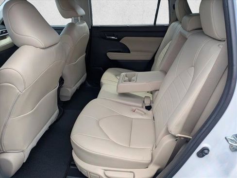 Used 2023 Toyota Highlander XLE FWD image 16