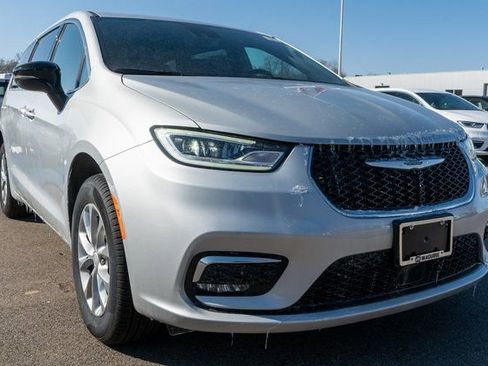 New 2026 Chrysler Pacifica Select image 4