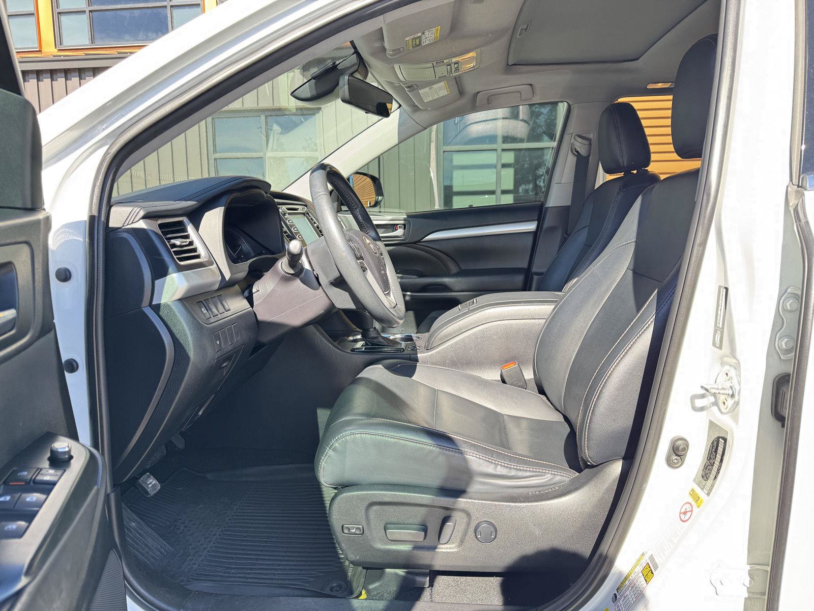 Used 2019 Toyota Highlander XLE AWD/4WD image 12