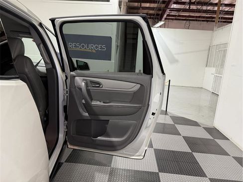 Used 2014 Chevrolet Traverse LT image 25