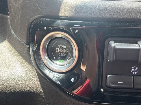 Used 2025 GMC Sierra 1500 SLT AWD/4WD image 18