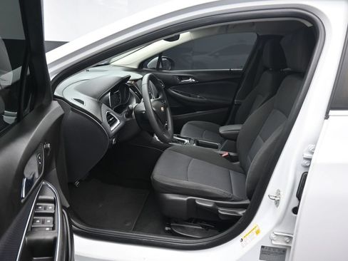 Used 2018 Chevrolet Cruze LT FWD image 12
