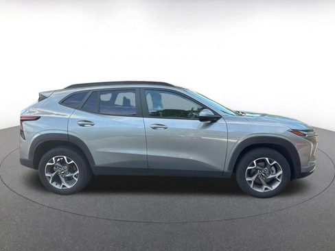 Used 2025 Chevrolet Trax LT FWD image 8