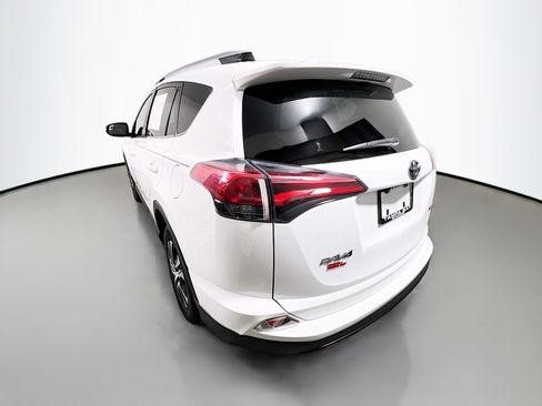 Used 2018 Toyota RAV4 LE FWD image 8