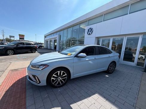 Used 2025 Volkswagen Jetta SE FWD image 6
