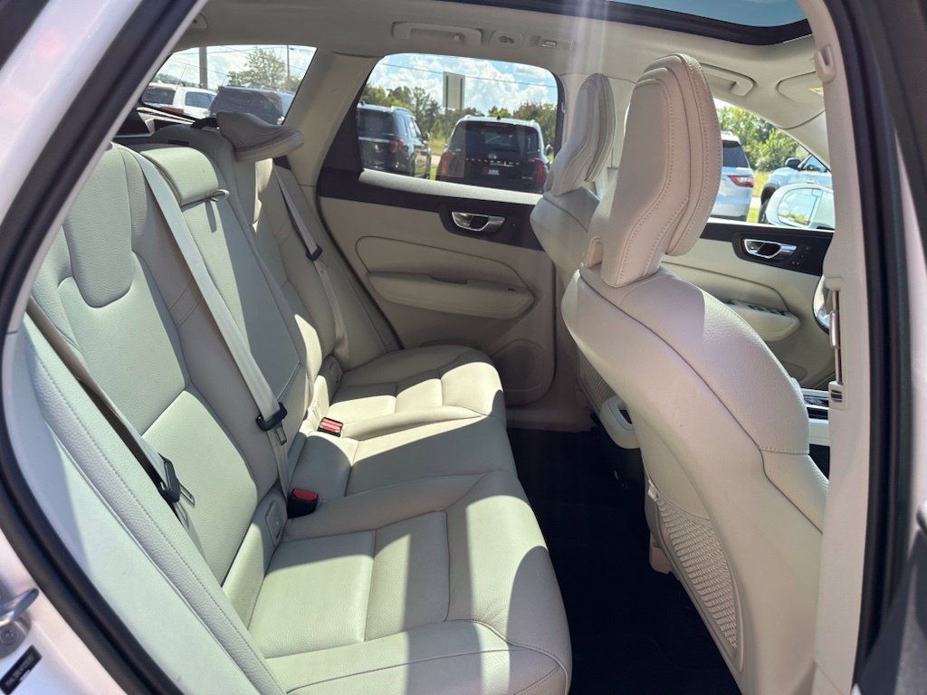 Used 2023 Volvo XC60 B5 Plus AWD/4WD image 33
