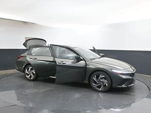 Used 2025 Hyundai Elantra Sport image 38