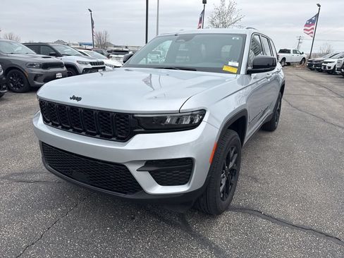 Used 2025 Jeep Grand Cherokee Altitude AWD/4WD image 10