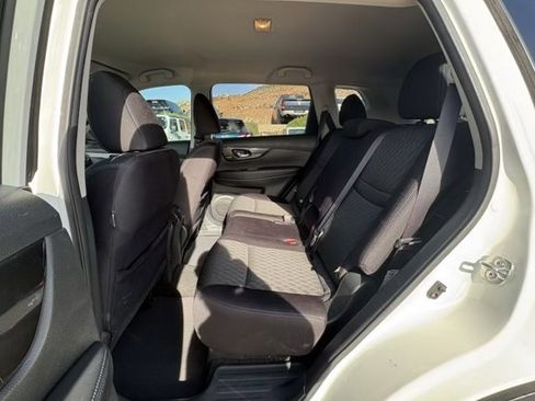 Used 2017 Nissan Rogue SV w/ SV Premium Package image 10