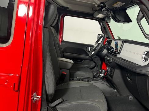 Used 2025 Jeep Wrangler Unlimited Sahara AWD/4WD image 31