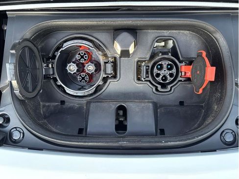 Used 2024 Nissan Leaf S image 29