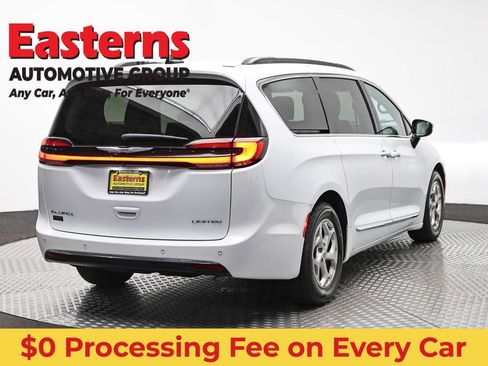 Used 2023 Chrysler Pacifica Limited FWD image 5
