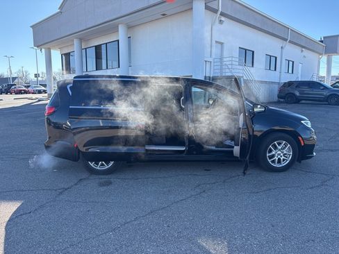 Used 2024 Chrysler Pacifica Touring-L image 8