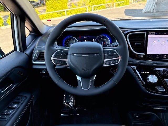 New 2027 Chrysler Pacifica Select AWD/4WD image 10