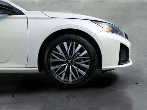 Used 2025 Nissan Altima 2.5 SV FWD image 9