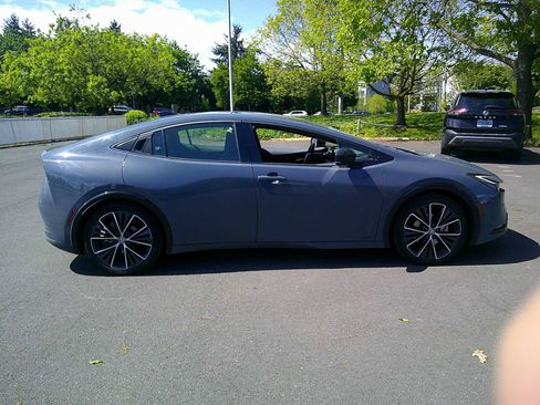 Used 2024 Toyota Prius XLE AWD/4WD image 5