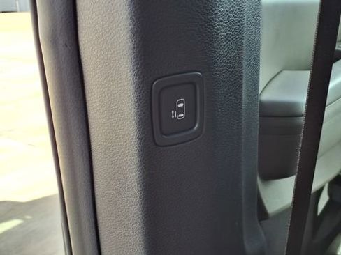 Used 2025 Kia Carnival image 19