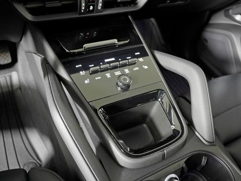 Certified 2024 Porsche Cayenne AWD/4WD image 34