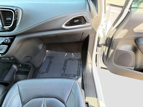 Used 2024 Chrysler Pacifica Limited image 18
