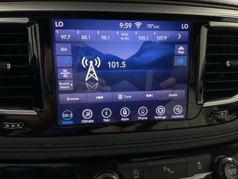 Used 2020 Chrysler Pacifica Limited FWD image 24
