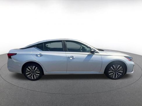 Used 2024 Nissan Altima 2.5 SV FWD image 16