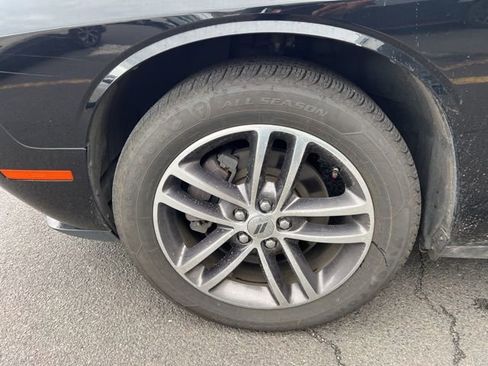 Used 2019 Dodge Challenger SXT image 4