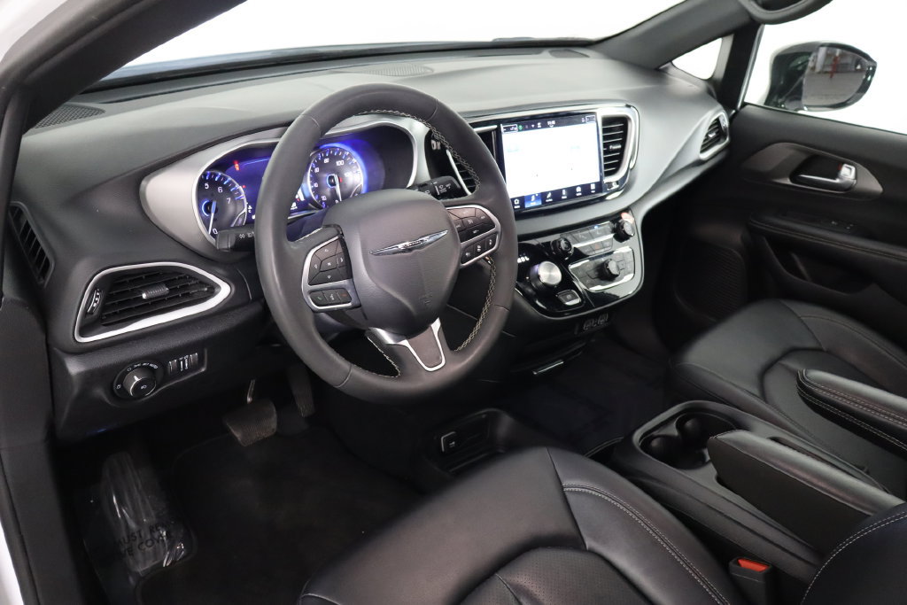 Used 2025 Chrysler Pacifica Select FWD image 24