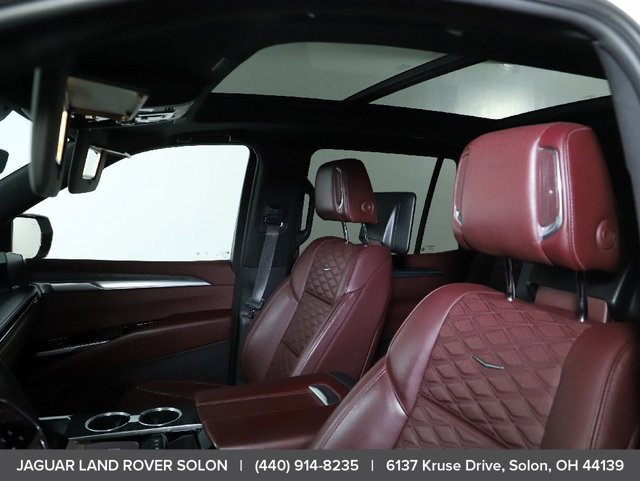 Used 2025 Cadillac Escalade Premium Luxury AWD/4WD image 18