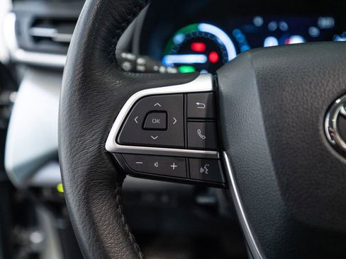 Certified 2025 Toyota Sienna XLE FWD image 19